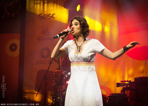 (Maring&aacute;-PR 23/05/13 - FEMUCIC - SESC PR - 35&ordf; Festival SESC de M&uacute;sica Cidade Can&ccedil;&atilde;o - Teatro Calil Haddad) Part. de Mirian&ecirc;s Zabot com can&ccedil;&otilde;es do CD Mosaico Foto-Prosaico: A Chaga (Fausto Prado/Caetano Silveira ) e Reza (Marcelo Onofri/Raul Boeira). Piano: Marcelo Amazonas. Baixo: Gustavo Sato. Bateria: Jabes Felipe. Hair Stylists: Mauro de Oliveira. Figurino: Deise Cristina Meneguzzi. Promo&ccedil;&atilde;o: Sesc Paran&aacute;, Prefeitura do Munic&iacute;pio de Maring&aacute; e RPC TV. Fotos: Stella Brazil.