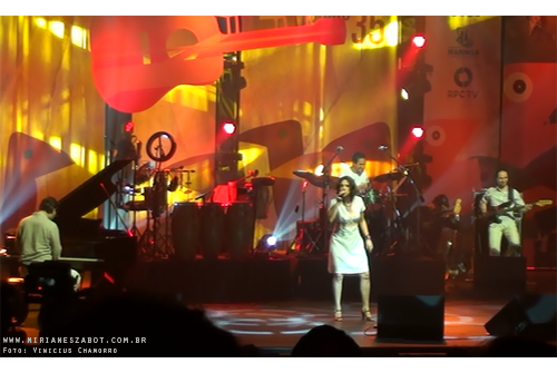 (Maring&aacute;-PR 23/05/13 - FEMUCIC - SESC PR - 35&ordf; Festival SESC de M&uacute;sica Cidade Can&ccedil;&atilde;o - Teatro Calil Haddad) Part. de Mirian&ecirc;s Zabot com can&ccedil;&otilde;es do CD Mosaico Foto-Prosaico: A Chaga (Fausto Prado/Caetano Silveira ) e Reza (Marcelo Onofri/Raul Boeira). Piano: Marcelo Amazonas. Baixo: Gustavo Sato. Bateria: Jabes Felipe. Hair Stylists: Mauro de Oliveira. Figurino: Deise Cristina Meneguzzi. Promo&ccedil;&atilde;o: Sesc Paran&aacute;, Prefeitura do Munic&iacute;pio de Maring&aacute; e RPC TV. Fotos: Stella Brazil.