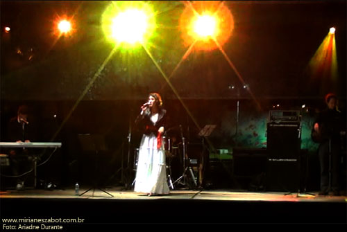(&Aacute;guas de Lind&oacute;ia-SP 06/07/13 - Festival de Inverno) Show E Por Falar Em Saudade... - Mirian&ecirc;s Zabot (2013, centen&aacute;rio de Vinicius de Moraes). Piano e arranjos: Marcelo Amazonas. Baixo: Gustavo Sato. Bateria: Jabes Felipe. Hair Stylists: Mauro de Oliveira. Assessoria de Figurino: Deise Cristina Meneguzzi e Ariadne Durante. Promo&ccedil;&atilde;o: Prefeitura de &Aacute;guas de Lind&oacute;ia.  Fotos: Ariadne Durante.