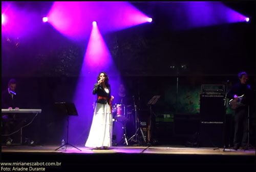 (&Aacute;guas de Lind&oacute;ia-SP 06/07/13 - Festival de Inverno) Show E Por Falar Em Saudade... - Mirian&ecirc;s Zabot (2013, centen&aacute;rio de Vinicius de Moraes). Piano e arranjos: Marcelo Amazonas. Baixo: Gustavo Sato. Bateria: Jabes Felipe. Hair Stylists: Mauro de Oliveira. Assessoria de Figurino: Deise Cristina Meneguzzi e Ariadne Durante. Promo&ccedil;&atilde;o: Prefeitura de &Aacute;guas de Lind&oacute;ia.  Fotos: Ariadne Durante.
