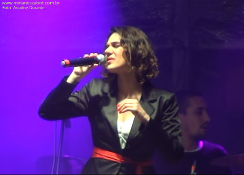 (&Aacute;guas de Lind&oacute;ia-SP 06/07/13 - Festival de Inverno) Show E Por Falar Em Saudade... - Mirian&ecirc;s Zabot (2013, centen&aacute;rio de Vinicius de Moraes). Piano e arranjos: Marcelo Amazonas. Baixo: Gustavo Sato. Bateria: Jabes Felipe. Hair Stylists: Mauro de Oliveira. Assessoria de Figurino: Deise Cristina Meneguzzi e Ariadne Durante. Promo&ccedil;&atilde;o: Prefeitura de &Aacute;guas de Lind&oacute;ia.  Fotos: Ariadne Durante.