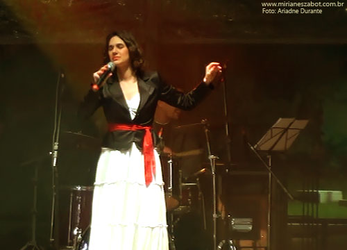(&Aacute;guas de Lind&oacute;ia-SP 06/07/13 - Festival de Inverno) Show E Por Falar Em Saudade... - Mirian&ecirc;s Zabot (2013, centen&aacute;rio de Vinicius de Moraes). Piano e arranjos: Marcelo Amazonas. Baixo: Gustavo Sato. Bateria: Jabes Felipe. Hair Stylists: Mauro de Oliveira. Assessoria de Figurino: Deise Cristina Meneguzzi e Ariadne Durante. Promo&ccedil;&atilde;o: Prefeitura de &Aacute;guas de Lind&oacute;ia.  Fotos: Ariadne Durante.