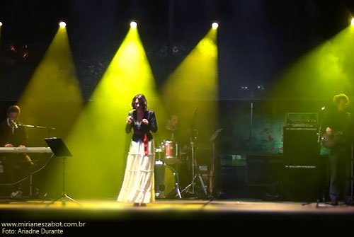 (&Aacute;guas de Lind&oacute;ia-SP 06/07/13 - Festival de Inverno) Show E Por Falar Em Saudade... - Mirian&ecirc;s Zabot (2013, centen&aacute;rio de Vinicius de Moraes). Piano e arranjos: Marcelo Amazonas. Baixo: Gustavo Sato. Bateria: Jabes Felipe. Hair Stylists: Mauro de Oliveira. Assessoria de Figurino: Deise Cristina Meneguzzi e Ariadne Durante. Promo&ccedil;&atilde;o: Prefeitura de &Aacute;guas de Lind&oacute;ia.  Fotos: Ariadne Durante.