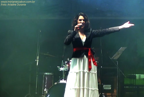 (&Aacute;guas de Lind&oacute;ia-SP 06/07/13 - Festival de Inverno) Show E Por Falar Em Saudade... - Mirian&ecirc;s Zabot (2013, centen&aacute;rio de Vinicius de Moraes). Piano e arranjos: Marcelo Amazonas. Baixo: Gustavo Sato. Bateria: Jabes Felipe. Hair Stylists: Mauro de Oliveira. Assessoria de Figurino: Deise Cristina Meneguzzi e Ariadne Durante. Promo&ccedil;&atilde;o: Prefeitura de &Aacute;guas de Lind&oacute;ia.  Fotos: Ariadne Durante.