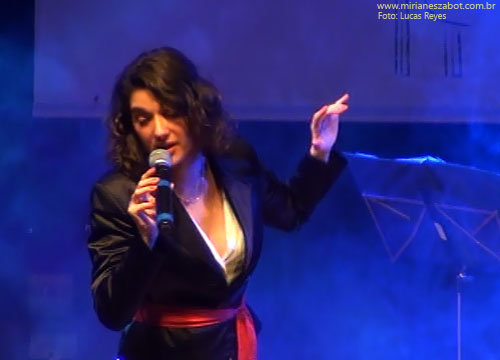 (Paranapiacaba-SP 13/07/13 &ndash; XIII Festival de Inverno Paranapiacaba  &ndash; Palco do SESC &ndash; Clube Lyra) Show E Por Falar Em Saudade... - Mirian&ecirc;s Zabot (2013, centen&aacute;rio de Vinicius de Moraes). Piano e arranjos: Marcelo Amazonas. Baixo: Gustavo Sato. Bateria: Jabes Felipe. Hair Stylists: Mauro de Oliveira. Assessoria de Figurino: Deise Cristina Meneguzzi e Ariadne Durante. Produ&ccedil;&atilde;o: Din&acirc;mica Eventos e Produ&ccedil;&otilde;es.  Fotos: Lucas Reyes.