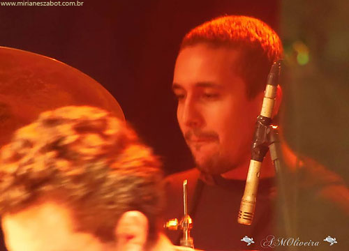 (Amparo-SP 17/07/13 &ndash; Festival de Inverno Amparo &ndash; Palco Principal) Mirian&ecirc;s Zabot - Show Mosaico Foto-Prosaico. Piano: Marcelo Amazonas. Baixo: Gustavo Sato. Bateria: Jabes Felipe. Dire&ccedil;&atilde;o Art&iacute;stica: Vin&iacute;cius Piedade e Mirian&ecirc;s Zabot.  Hair Stylists: Mauro de Oliveira. Figurino: Deise Cristina Meneguzzi. Fotos: Ana Marta.
