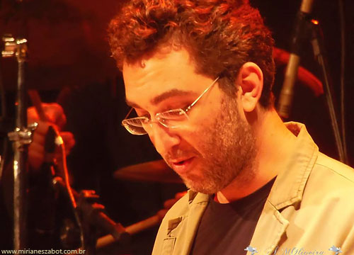(Amparo-SP 17/07/13 &ndash; Festival de Inverno Amparo &ndash; Palco Principal) Mirian&ecirc;s Zabot - Show Mosaico Foto-Prosaico. Piano: Marcelo Amazonas. Baixo: Gustavo Sato. Bateria: Jabes Felipe. Dire&ccedil;&atilde;o Art&iacute;stica: Vin&iacute;cius Piedade e Mirian&ecirc;s Zabot.  Hair Stylists: Mauro de Oliveira. Figurino: Deise Cristina Meneguzzi. Fotos: Ana Marta.