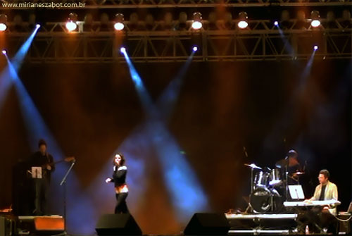 (Amparo-SP 17/07/13 &ndash; Festival de Inverno Amparo &ndash; Palco Principal) Mirian&ecirc;s Zabot - Show Mosaico Foto-Prosaico. Piano: Marcelo Amazonas. Baixo: Gustavo Sato. Bateria: Jabes Felipe. Dire&ccedil;&atilde;o Art&iacute;stica: Vin&iacute;cius Piedade e Mirian&ecirc;s Zabot.  Hair Stylists: Mauro de Oliveira. Figurino: Deise Cristina Meneguzzi. 