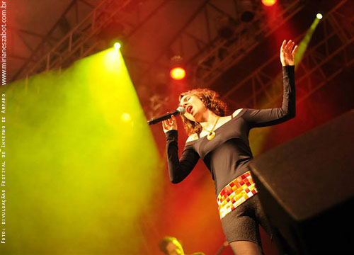 (Amparo-SP 17/07/13 &ndash; Festival de Inverno Amparo &ndash; Palco Principal) Mirian&ecirc;s Zabot - Show Mosaico Foto-Prosaico. Piano: Marcelo Amazonas. Baixo: Gustavo Sato. Bateria: Jabes Felipe. Dire&ccedil;&atilde;o Art&iacute;stica: Vin&iacute;cius Piedade e Mirian&ecirc;s Zabot.  Hair Stylists: Mauro de Oliveira. Figurino: Deise Cristina Meneguzzi. Fotos: Divulga&ccedil;&atilde;o do Festival de Inverno.