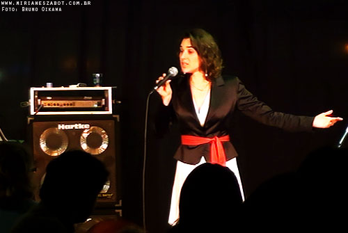 (S&atilde;o Jos&eacute; dos Campos-SP 17/08/13 &ndash; SESC S&atilde;o Jos&eacute; dos Campos) Show E Por Falar Em Saudade... - Mirian&ecirc;s Zabot (2013, centen&aacute;rio de Vinicius de Moraes). Piano e arranjos: Marcelo Amazonas. Baixo: Ot&aacute;vio Gali. Bateria: F&aacute;bio Bergamini. Hair Stylists: Mauro de Oliveira. Assessoria de Figurino: Deise Cristina Meneguzzi e Ariadne Durante. Produ&ccedil;&atilde;o: Din&acirc;mica Eventos e Produ&ccedil;&otilde;es. Fotos: Bruno Oikawa.