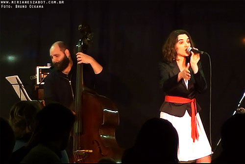 (S&atilde;o Jos&eacute; dos Campos-SP 17/08/13 &ndash; SESC S&atilde;o Jos&eacute; dos Campos) Show E Por Falar Em Saudade... - Mirian&ecirc;s Zabot (2013, centen&aacute;rio de Vinicius de Moraes). Piano e arranjos: Marcelo Amazonas. Baixo: Ot&aacute;vio Gali. Bateria: F&aacute;bio Bergamini. Hair Stylists: Mauro de Oliveira. Assessoria de Figurino: Deise Cristina Meneguzzi e Ariadne Durante. Produ&ccedil;&atilde;o: Din&acirc;mica Eventos e Produ&ccedil;&otilde;es. Fotos: Bruno Oikawa.