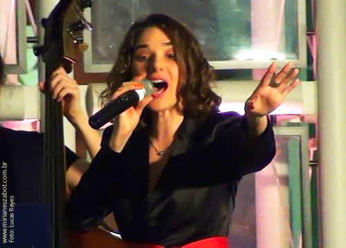 (Santo Andr&eacute;-SP 01/08/13 &ndash; Quintas Musicais do SESC Santo Andr&eacute;) Show E Por Falar Em Saudade... - Mirian&ecirc;s Zabot (2013, centen&aacute;rio de Vinicius de Moraes). Piano e arranjos: Marcelo Amazonas. Baixo: Gustavo Sato. Bateria: Jabes Felipe. Hair Stylists: Mauro de Oliveira. Assessoria de Figurino: Deise Cristina Meneguzzi e Ariadne Durante. Produ&ccedil;&atilde;o: Din&acirc;mica Eventos e Produ&ccedil;&otilde;es. Fotos: Lucas Reyes.