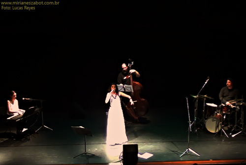 (S&atilde;o Paulo-SP 11/12/13 &ndash; C&Eacute;U Guarapiranga) Show E Por Falar Em Saudade... - Mirian&ecirc;s Zabot (2013, centen&aacute;rio de Vinicius de Moraes). Piano: Melanie Van Langendonck. Baixo: Ot&aacute;vio Gali. Bateria: F&aacute;bio Bergamini. Hair Stylists: Mauro de Oliveira. Arranjos: Marcelo Amazonas. Produ&ccedil;&atilde;o: Din&acirc;mica Eventos e Produ&ccedil;&otilde;es. Fotos: Lucas Reys. 