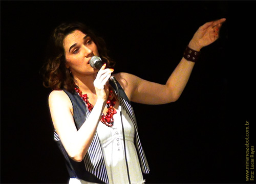 (S&atilde;o Paulo-SP 11/12/13 &ndash; C&Eacute;U Guarapiranga) Show E Por Falar Em Saudade... - Mirian&ecirc;s Zabot (2013, centen&aacute;rio de Vinicius de Moraes). Piano: Melanie Van Langendonck. Baixo: Ot&aacute;vio Gali. Bateria: F&aacute;bio Bergamini. Hair Stylists: Mauro de Oliveira. Arranjos: Marcelo Amazonas. Produ&ccedil;&atilde;o: Din&acirc;mica Eventos e Produ&ccedil;&otilde;es. Fotos: Lucas Reys. 