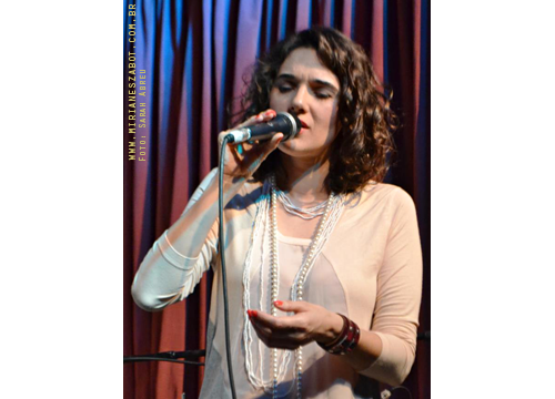 (S&atilde;o Paulo 25/04/2013 - Ao Vivo Music) Pr&eacute;-Estreia do NOVO Show Minha Terra Alheia - Mirian&ecirc;s Zabot. Piano: Marcelo Amazonas. Percuss&atilde;o: Claudinho Santana. Hair Stylists: Mauro de Oliveira. Fotos: Sarah Abreu.