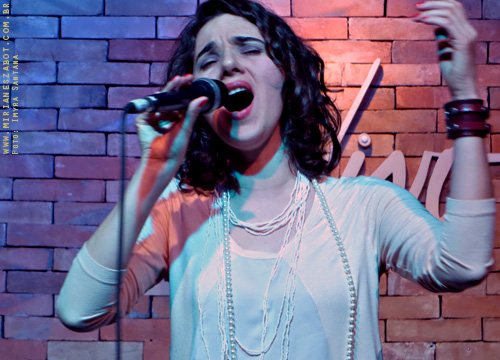 (S&atilde;o Paulo 25/04/2013 - Ao Vivo Music) Pr&eacute;-Estreia do NOVO Show Minha Terra Alheia - Mirian&ecirc;s Zabot. Piano: Marcelo Amazonas. Percuss&atilde;o: Claudinho Santana. Hair Stylists: Mauro de Oliveira. Fotos: Sarah Abreu.