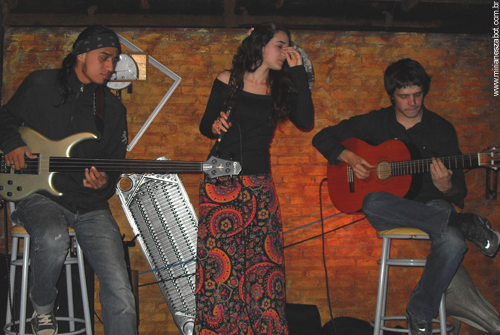 Show Mosaico Foto-Prosaico - Mirian&ecirc;s Zabot, no Photozofia. Leandro Brenner - viol&atilde;o / Peter Mesquita - contrabaixo (Participa&ccedil;&atilde;o especial). Foto: Patr&iacute;cia de Castro e Leandro Vaz (S&atilde;o Francisco Xavier 20/04/2009)