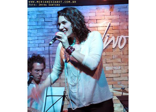 (S&atilde;o Paulo 25/04/2013 - Ao Vivo Music) Pr&eacute;-Estreia do NOVO Show Minha Terra Alheia - Mirian&ecirc;s Zabot. Piano: Marcelo Amazonas. Percuss&atilde;o: Claudinho Santana. Hair Stylists: Mauro de Oliveira. Fotos: Sarah Abreu.