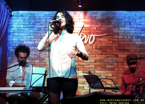 (S&atilde;o Paulo 25/04/2013 - Ao Vivo Music) Pr&eacute;-Estreia do NOVO Show Minha Terra Alheia - Mirian&ecirc;s Zabot. Piano: Marcelo Amazonas. Percuss&atilde;o: Claudinho Santana. Hair Stylists: Mauro de Oliveira. Fotos: Sarah Abreu.