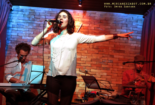 (S&atilde;o Paulo 25/04/2013 - Ao Vivo Music) Pr&eacute;-Estreia do NOVO Show Minha Terra Alheia - Mirian&ecirc;s Zabot. Piano: Marcelo Amazonas. Percuss&atilde;o: Claudinho Santana. Hair Stylists: Mauro de Oliveira. Fotos: Sarah Abreu.
