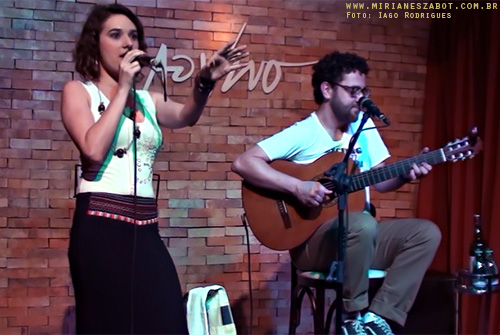 (S&atilde;o Paulo 19/10/2013 - Ao Vivo Music) Part. Mirian&ecirc;s Zabot, no Show de Oswaldo Bosbah - Centen&aacute;rio de Vinicius de Moraes. Acess&oacute;rios/Colar: Bruna Volpato. Foto: Iago Rodrigues.