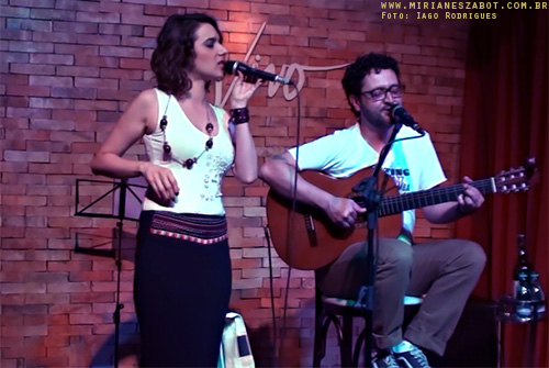 (S&atilde;o Paulo 19/10/2013 - Ao Vivo Music) Part. Mirian&ecirc;s Zabot, no Show de Oswaldo Bosbah - Centen&aacute;rio de Vinicius de Moraes. Acess&oacute;rios/Colar: Bruna Volpato. Foto: Iago Rodrigues.