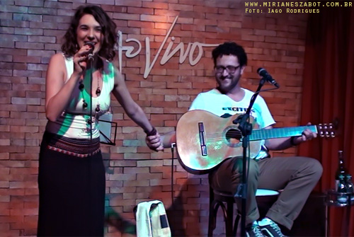 (S&atilde;o Paulo 19/10/2013 - Ao Vivo Music) Part. Mirian&ecirc;s Zabot, no Show de Oswaldo Bosbah - Centen&aacute;rio de Vinicius de Moraes. Acess&oacute;rios/Colar: Bruna Volpato. Foto: Iago Rodrigues.