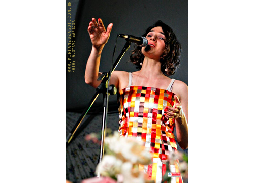 (Paraibuna-SP 21/09/13 &ndash; Abertura da 20&ordf; edi&ccedil;&atilde;o do Projeto Canto Geral - Pra&ccedil;a Monsenhor Ernesto Alm&iacute;rio Arantes) Mirian&ecirc;s Zabot - Show Mosaico Foto-Prosaico. Piano: Marcelo Amazonas. Dire&ccedil;&atilde;o Art&iacute;stica: Vin&iacute;cius Piedade e Mirian&ecirc;s Zabot. Hair Stylists: Mauro de Oliveira. Figurino: Deise Cristina Meneguzzi. Fotos: Gustavo Barbosa. Realiza&ccedil;&atilde;o: Funda&ccedil;&atilde;o Cultural Benedicto Siqueira e Silva e Prefeitura Municipal.