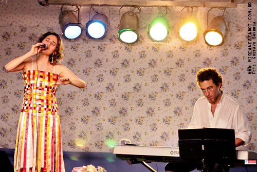 (S&atilde;o Paulo-SP 19/04/14 &ndash; Sesc Santana &ndash; projeto: M&uacute;sica no Deck - 100 Caymmi) Oswaldo Bosbah e Mirian&ecirc;s Zabot - Show Sarav&aacute;, Caymmi! Flauta/Bandolim: Pratinha Saraiva. Percuss&atilde;o: Welington Moreira Pimpa. Viol&atilde;o/Voz/Dire&ccedil;&atilde;o Musical/Arranjos: Oswaldo Bosbah. Voz/Produ&ccedil;&atilde;o: Mirian&ecirc;s Zabot. Hair Stylists: Mauro de Oliveira (Retr&ocirc; Hair). Ass. de Figurino: Deise Cristina Meneguzzi. Fotos: Vinicius Campos.