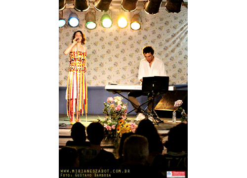 (Paraibuna-SP 21/09/13 &ndash; Abertura da 20&ordf; edi&ccedil;&atilde;o do Projeto Canto Geral - Pra&ccedil;a Monsenhor Ernesto Alm&iacute;rio Arantes) Mirian&ecirc;s Zabot - Show Mosaico Foto-Prosaico. Piano: Marcelo Amazonas. Dire&ccedil;&atilde;o Art&iacute;stica: Vin&iacute;cius Piedade e Mirian&ecirc;s Zabot. Hair Stylists: Mauro de Oliveira. Figurino: Deise Cristina Meneguzzi. Fotos: Gustavo Barbosa. Realiza&ccedil;&atilde;o: Funda&ccedil;&atilde;o Cultural Benedicto Siqueira e Silva e Prefeitura Municipal.
