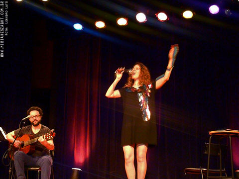 (S&atilde;o Paulo-SP 04/04/14 &ndash; Projeto M&uacute;sica Para Todos &ndash; Teatro D&eacute;cio de Almeida Prado) Mirian&ecirc;s Zabot - Show Mosaico Foto-Prosaico. Viol&atilde;o: Oswaldo Bosbah. Hair Stylists: Mauro de Oliveira. Dire&ccedil;&atilde;o Art&iacute;stica: Vin&iacute;cius Piedade e Mirian&ecirc;s Zabot. Foto: Leandro Lat&uacute;. Realiza&ccedil;&atilde;o: Coletivos T.D.V / Raso da Catarina.