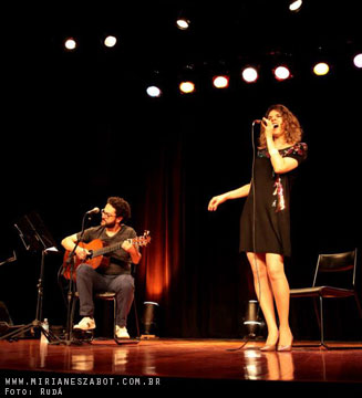 (S&atilde;o Paulo-SP 04/04/14 &ndash; Projeto M&uacute;sica Para Todos &ndash; Teatro D&eacute;cio de Almeida Prado) Mirian&ecirc;s Zabot - Show Mosaico Foto-Prosaico. Viol&atilde;o: Oswaldo Bosbah. Hair Stylists: Mauro de Oliveira. Dire&ccedil;&atilde;o Art&iacute;stica: Vin&iacute;cius Piedade e Mirian&ecirc;s Zabot. Foto: Rud&aacute;. Realiza&ccedil;&atilde;o: Coletivos T.D.V / Raso da Catarina.