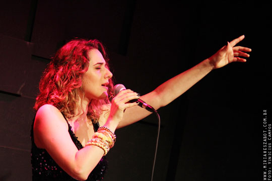 (S&atilde;o Paulo-SP 19/04/14 &ndash; Sesc Santana &ndash; projeto: M&uacute;sica no Deck - 100 Caymmi) Oswaldo Bosbah e Mirian&ecirc;s Zabot - Show Sarav&aacute;, Caymmi! Flauta/Bandolim: Pratinha Saraiva. Percuss&atilde;o: Welington Moreira Pimpa. Viol&atilde;o/Voz/Dire&ccedil;&atilde;o Musical/Arranjos: Oswaldo Bosbah. Voz/Produ&ccedil;&atilde;o: Mirian&ecirc;s Zabot. Hair Stylists: Mauro de Oliveira (Retr&ocirc; Hair). Ass. de Figurino: Deise Cristina Meneguzzi. Fotos: Vinicius Campos.