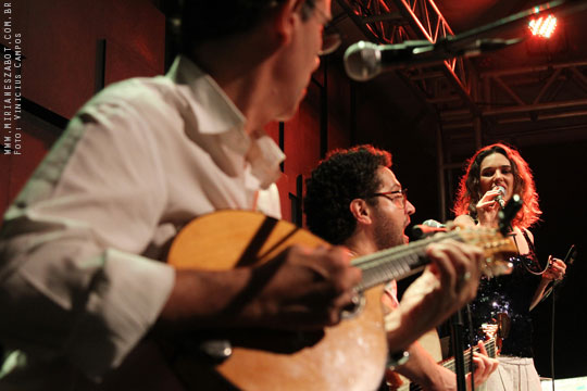 (S&atilde;o Paulo-SP 19/04/14 &ndash; Sesc Santana &ndash; projeto: M&uacute;sica no Deck - 100 Caymmi) Oswaldo Bosbah e Mirian&ecirc;s Zabot - Show Sarav&aacute;, Caymmi! Flauta/Bandolim: Pratinha Saraiva. Percuss&atilde;o: Welington Moreira Pimpa. Viol&atilde;o/Voz/Dire&ccedil;&atilde;o Musical/Arranjos: Oswaldo Bosbah. Voz/Produ&ccedil;&atilde;o: Mirian&ecirc;s Zabot. Hair Stylists: Mauro de Oliveira (Retr&ocirc; Hair). Ass. de Figurino: Deise Cristina Meneguzzi. Fotos: Vinicius Campos.