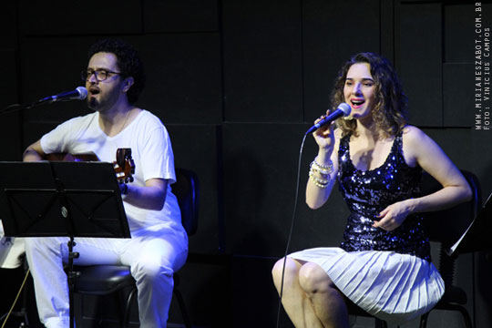 (S&atilde;o Paulo-SP 19/04/14 &ndash; Sesc Santana &ndash; projeto: M&uacute;sica no Deck - 100 Caymmi) Oswaldo Bosbah e Mirian&ecirc;s Zabot - Show Sarav&aacute;, Caymmi! Flauta/Bandolim: Pratinha Saraiva. Percuss&atilde;o: Welington Moreira Pimpa. Viol&atilde;o/Voz/Dire&ccedil;&atilde;o Musical/Arranjos: Oswaldo Bosbah. Voz/Produ&ccedil;&atilde;o: Mirian&ecirc;s Zabot. Hair Stylists: Mauro de Oliveira (Retr&ocirc; Hair). Ass. de Figurino: Deise Cristina Meneguzzi. Fotos: Vinicius Campos.