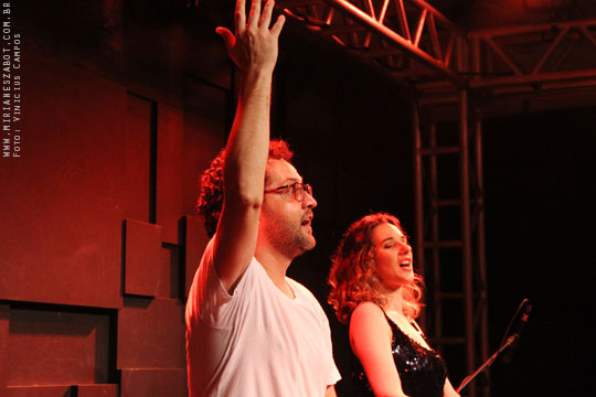 (S&atilde;o Paulo-SP 19/04/14 &ndash; Sesc Santana &ndash; projeto: M&uacute;sica no Deck - 100 Caymmi) Oswaldo Bosbah e Mirian&ecirc;s Zabot - Show Sarav&aacute;, Caymmi! Flauta/Bandolim: Pratinha Saraiva. Percuss&atilde;o: Welington Moreira Pimpa. Viol&atilde;o/Voz/Dire&ccedil;&atilde;o Musical/Arranjos: Oswaldo Bosbah. Voz/Produ&ccedil;&atilde;o: Mirian&ecirc;s Zabot. Hair Stylists: Mauro de Oliveira (Retr&ocirc; Hair). Ass. de Figurino: Deise Cristina Meneguzzi. Fotos: Vinicius Campos.