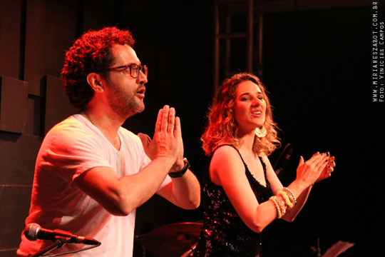 (S&atilde;o Paulo-SP 19/04/14 &ndash; Sesc Santana &ndash; projeto: M&uacute;sica no Deck - 100 Caymmi) Oswaldo Bosbah e Mirian&ecirc;s Zabot - Show Sarav&aacute;, Caymmi! Flauta/Bandolim: Pratinha Saraiva. Percuss&atilde;o: Welington Moreira Pimpa. Viol&atilde;o/Voz/Dire&ccedil;&atilde;o Musical/Arranjos: Oswaldo Bosbah. Voz/Produ&ccedil;&atilde;o: Mirian&ecirc;s Zabot. Hair Stylists: Mauro de Oliveira (Retr&ocirc; Hair). Ass. de Figurino: Deise Cristina Meneguzzi. Fotos: Vinicius Campos.