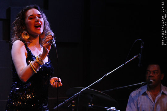 (S&atilde;o Paulo-SP 19/04/14 &ndash; Sesc Santana &ndash; projeto: M&uacute;sica no Deck - 100 Caymmi) Oswaldo Bosbah e Mirian&ecirc;s Zabot - Show Sarav&aacute;, Caymmi! Flauta/Bandolim: Pratinha Saraiva. Percuss&atilde;o: Welington Moreira Pimpa. Viol&atilde;o/Voz/Dire&ccedil;&atilde;o Musical/Arranjos: Oswaldo Bosbah. Voz/Produ&ccedil;&atilde;o: Mirian&ecirc;s Zabot. Hair Stylists: Mauro de Oliveira (Retr&ocirc; Hair). Ass. de Figurino: Deise Cristina Meneguzzi. Fotos: Vinicius Campos.