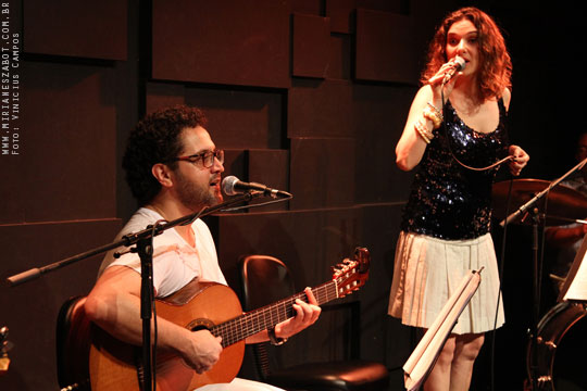 (S&atilde;o Paulo-SP 19/04/14 &ndash; Sesc Santana &ndash; projeto: M&uacute;sica no Deck - 100 Caymmi) Oswaldo Bosbah e Mirian&ecirc;s Zabot - Show Sarav&aacute;, Caymmi! Flauta/Bandolim: Pratinha Saraiva. Percuss&atilde;o: Welington Moreira Pimpa. Viol&atilde;o/Voz/Dire&ccedil;&atilde;o Musical/Arranjos: Oswaldo Bosbah. Voz/Produ&ccedil;&atilde;o: Mirian&ecirc;s Zabot. Hair Stylists: Mauro de Oliveira (Retr&ocirc; Hair). Ass. de Figurino: Deise Cristina Meneguzzi. Fotos: Vinicius Campos.