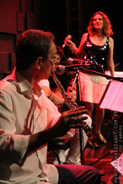 (S&atilde;o Paulo-SP 19/04/14 &ndash; Sesc Santana &ndash; projeto: M&uacute;sica no Deck - 100 Caymmi) Oswaldo Bosbah e Mirian&ecirc;s Zabot - Show Sarav&aacute;, Caymmi! Flauta/Bandolim: Pratinha Saraiva. Percuss&atilde;o: Welington Moreira Pimpa. Viol&atilde;o/Voz/Dire&ccedil;&atilde;o Musical/Arranjos: Oswaldo Bosbah. Voz/Produ&ccedil;&atilde;o: Mirian&ecirc;s Zabot. Hair Stylists: Mauro de Oliveira (Retr&ocirc; Hair). Ass. de Figurino: Deise Cristina Meneguzzi. Fotos: Vinicius Campos.