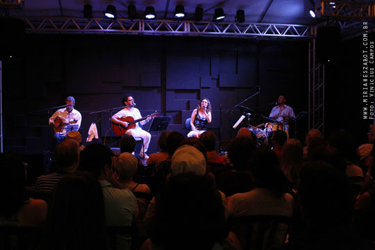 (S&atilde;o Paulo-SP 19/04/14 &ndash; Sesc Santana &ndash; projeto: M&uacute;sica no Deck - 100 Caymmi) Oswaldo Bosbah e Mirian&ecirc;s Zabot - Show Sarav&aacute;, Caymmi! Flauta/Bandolim: Pratinha Saraiva. Percuss&atilde;o: Welington Moreira Pimpa. Viol&atilde;o/Voz/Dire&ccedil;&atilde;o Musical/Arranjos: Oswaldo Bosbah. Voz/Produ&ccedil;&atilde;o: Mirian&ecirc;s Zabot. Hair Stylists: Mauro de Oliveira (Retr&ocirc; Hair). Ass. de Figurino: Deise Cristina Meneguzzi. Fotos: Vinicius Campos.