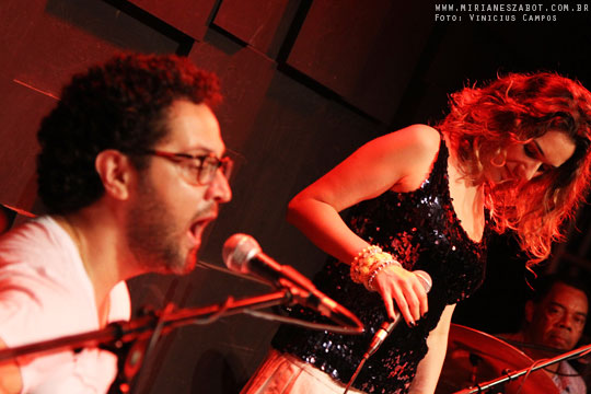 (S&atilde;o Paulo-SP 19/04/14 &ndash; Sesc Santana &ndash; projeto: M&uacute;sica no Deck - 100 Caymmi) Oswaldo Bosbah e Mirian&ecirc;s Zabot - Show Sarav&aacute;, Caymmi! Flauta/Bandolim: Pratinha Saraiva. Percuss&atilde;o: Welington Moreira Pimpa. Viol&atilde;o/Voz/Dire&ccedil;&atilde;o Musical/Arranjos: Oswaldo Bosbah. Voz/Produ&ccedil;&atilde;o: Mirian&ecirc;s Zabot. Hair Stylists: Mauro de Oliveira (Retr&ocirc; Hair). Ass. de Figurino: Deise Cristina Meneguzzi. Fotos: Vinicius Campos.