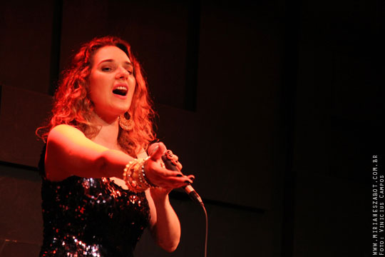 (S&atilde;o Paulo-SP 19/04/14 &ndash; Sesc Santana &ndash; projeto: M&uacute;sica no Deck - 100 Caymmi) Oswaldo Bosbah e Mirian&ecirc;s Zabot - Show Sarav&aacute;, Caymmi! Flauta/Bandolim: Pratinha Saraiva. Percuss&atilde;o: Welington Moreira Pimpa. Viol&atilde;o/Voz/Dire&ccedil;&atilde;o Musical/Arranjos: Oswaldo Bosbah. Voz/Produ&ccedil;&atilde;o: Mirian&ecirc;s Zabot. Hair Stylists: Mauro de Oliveira (Retr&ocirc; Hair). Ass. de Figurino: Deise Cristina Meneguzzi. Fotos: Vinicius Campos.