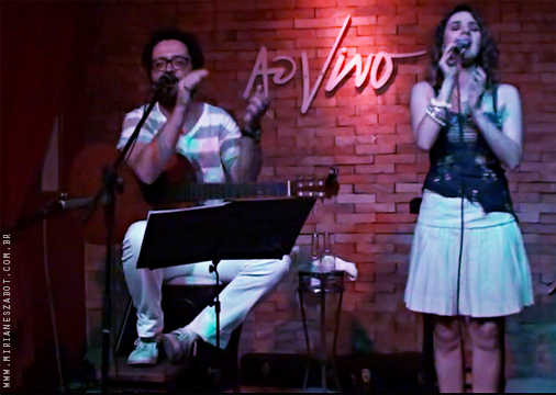 (S&atilde;o Paulo-SP 10/04/14 &ndash; Ao Vivo Music) Oswaldo Bosbah e Mirian&ecirc;s Zabot - Show Sarav&aacute;, Caymmi!  Viol&atilde;o/Voz/Dire&ccedil;&atilde;o Musical/Arranjos: Oswaldo Bosbah. Voz/Produ&ccedil;&atilde;o: Mirian&ecirc;s Zabot. Hair Stylists: Mauro de Oliveira (Retr&ocirc; Hair). Ass. de Figurino: Deise Cristina Meneguzzi.