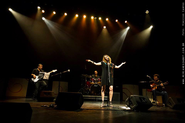 (S&atilde;o Paulo-SP 28/09/14 &ndash; Projeto Esta&ccedil;&atilde;o Brasileira &ndash; Teatro Sesc Belenzinho) <b>MIRIAN&Ecirc;S ZABOT</b> - Show Mosaico Foto-Prosaico. Participa&ccedil;&otilde;es especiais de <b>CLAUDETTE SOARES</b> e <b>CONSUELO DE PAULA</b>. Viol&atilde;o: Oswaldo Bosbah. Contrabaixo: F&aacute;bio Canella. Bateria: Jabes Felipe. Ass. Produ&ccedil;&atilde;o: Ariadne Durante. Hair Stylists: Mauro de Oliveira. Dire&ccedil;&atilde;o Art&iacute;stica: Vin&iacute;cius Piedade e Mirian&ecirc;s Zabot. Ass. de Imprensa: Dez Comunica&ccedil;&atilde;o. Cen&aacute;rio: Natalia Reis e Cyntia Ueda. Foto e Filmagem: Vinicius Campos. Dire&ccedil;&atilde;o Geral: Mirian&ecirc;s Zabot.