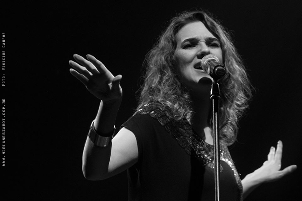 (S&atilde;o Paulo-SP 28/09/14 &ndash; Projeto Esta&ccedil;&atilde;o Brasileira &ndash; Teatro Sesc Belenzinho) <b>MIRIAN&Ecirc;S ZABOT</b> - Show Mosaico Foto-Prosaico. Participa&ccedil;&otilde;es especiais de <b>CLAUDETTE SOARES</b> e <b>CONSUELO DE PAULA</b>. Viol&atilde;o: Oswaldo Bosbah. Contrabaixo: F&aacute;bio Canella. Bateria: Jabes Felipe. Ass. Produ&ccedil;&atilde;o: Ariadne Durante. Hair Stylists: Mauro de Oliveira. Dire&ccedil;&atilde;o Art&iacute;stica: Vin&iacute;cius Piedade e Mirian&ecirc;s Zabot. Ass. de Imprensa: Dez Comunica&ccedil;&atilde;o. Cen&aacute;rio: Natalia Reis e Cyntia Ueda. Foto e Filmagem: Vinicius Campos. Dire&ccedil;&atilde;o Geral: Mirian&ecirc;s Zabot.