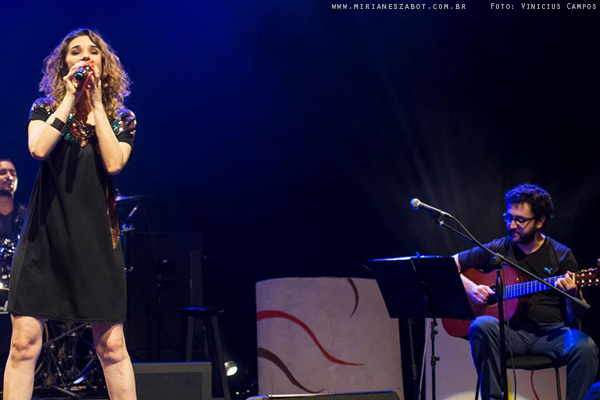(S&atilde;o Paulo-SP 28/09/14 &ndash; Projeto Esta&ccedil;&atilde;o Brasileira &ndash; Teatro Sesc Belenzinho) <b>MIRIAN&Ecirc;S ZABOT</b> - Show Mosaico Foto-Prosaico. Participa&ccedil;&otilde;es especiais de <b>CLAUDETTE SOARES</b> e <b>CONSUELO DE PAULA</b>. Viol&atilde;o: Oswaldo Bosbah. Contrabaixo: F&aacute;bio Canella. Bateria: Jabes Felipe. Ass. Produ&ccedil;&atilde;o: Ariadne Durante. Hair Stylists: Mauro de Oliveira. Dire&ccedil;&atilde;o Art&iacute;stica: Vin&iacute;cius Piedade e Mirian&ecirc;s Zabot. Ass. de Imprensa: Dez Comunica&ccedil;&atilde;o. Cen&aacute;rio: Natalia Reis e Cyntia Ueda. Foto e Filmagem: Vinicius Campos. Dire&ccedil;&atilde;o Geral: Mirian&ecirc;s Zabot.