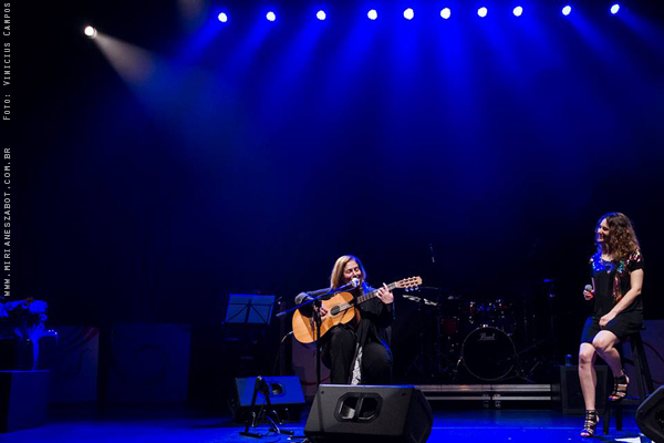 (S&atilde;o Paulo-SP 28/09/14 &ndash; Projeto Esta&ccedil;&atilde;o Brasileira &ndash; Teatro Sesc Belenzinho) <b>MIRIAN&Ecirc;S ZABOT</b> - Show Mosaico Foto-Prosaico. Participa&ccedil;&otilde;es especiais de <b>CLAUDETTE SOARES</b> e <b>CONSUELO DE PAULA</b>. Viol&atilde;o: Oswaldo Bosbah. Contrabaixo: F&aacute;bio Canella. Bateria: Jabes Felipe. Ass. Produ&ccedil;&atilde;o: Ariadne Durante. Hair Stylists: Mauro de Oliveira. Dire&ccedil;&atilde;o Art&iacute;stica: Vin&iacute;cius Piedade e Mirian&ecirc;s Zabot. Ass. de Imprensa: Dez Comunica&ccedil;&atilde;o. Cen&aacute;rio: Natalia Reis e Cyntia Ueda. Foto e Filmagem: Vinicius Campos. Dire&ccedil;&atilde;o Geral: Mirian&ecirc;s Zabot.