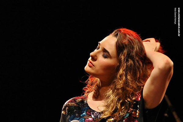(S&atilde;o Paulo-SP 28/09/14 &ndash; Projeto Esta&ccedil;&atilde;o Brasileira &ndash; Teatro Sesc Belenzinho) <b>MIRIAN&Ecirc;S ZABOT</b> - Show Mosaico Foto-Prosaico. Participa&ccedil;&otilde;es especiais de <b>CLAUDETTE SOARES</b> e <b>CONSUELO DE PAULA</b>. Viol&atilde;o: Oswaldo Bosbah. Contrabaixo: F&aacute;bio Canella. Bateria: Jabes Felipe. Ass. Produ&ccedil;&atilde;o: Ariadne Durante. Hair Stylists: Mauro de Oliveira. Dire&ccedil;&atilde;o Art&iacute;stica: Vin&iacute;cius Piedade e Mirian&ecirc;s Zabot. Ass. de Imprensa: Dez Comunica&ccedil;&atilde;o. Cen&aacute;rio: Natalia Reis e Cyntia Ueda. Foto: Daniel Kersys. Filmagem: Vinicius Campos. Dire&ccedil;&atilde;o Geral: Mirian&ecirc;s Zabot.