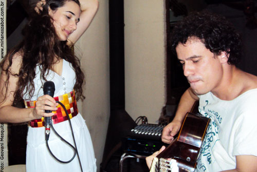 Show de Lan&ccedil;amento CD e DVD Mosaico Foto-Prosaico - Mirian&ecirc;s Zabot, no Caf&eacute; Colet&acirc;nea. Ao viol&atilde;o Sandro Dornelles. Figurino: Deise Cristina Meneguzzi. Hair Stylists: Mauro de Oliveira. Realiza&ccedil;&atilde;o: Buzina do Gas&ocirc;metro. Foto: Geovani Mesquita (Porto Alegre 15/12/2009)